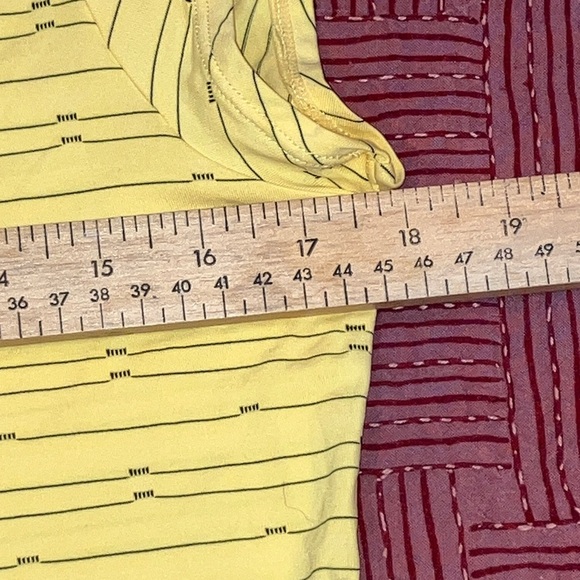 Danskin Women’s size medium exercise top or under layer in lovely yellow hue. - Picture 6 of 8